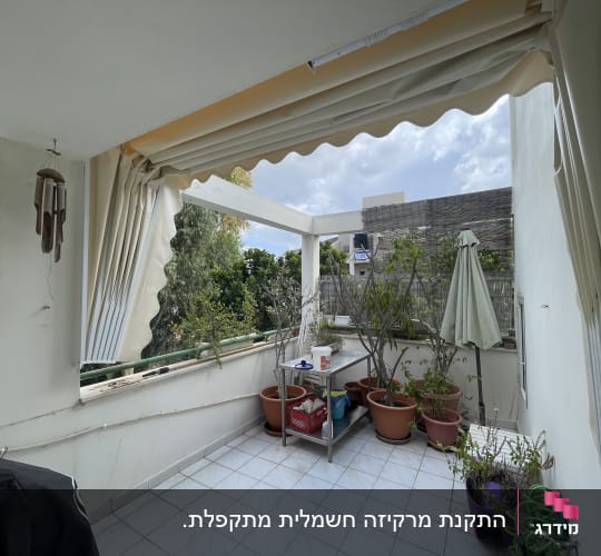 מרפסת עם סוככים מקופלים בצבע בז